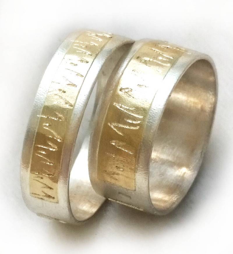 Schlichtes Ehering-Set Für Sie Und Ihn, Silberne Goldene Eheringe, Graviertes Wellenförmiges Design, Dünne Leichte Ringe, Ilanamir von IlanAmirJewelry