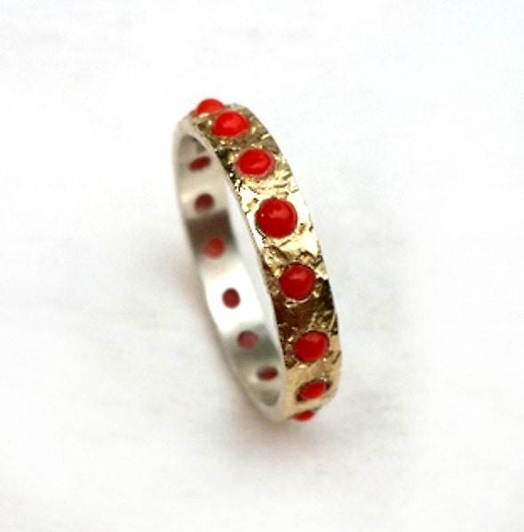 Einzigartiger Korallen Verlobungsring, Gebrannte Orange Schmale Band Aus Sterling Silber Und Gelbgold Mit Eingelegter Koralle, Widder & Skorpion von IlanAmirJewelry