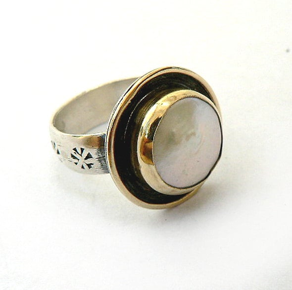 Einzigartiger Perlenring, Band Aus Sterlingsilber Mit Blumenmuster, Juni-Geburtsstein, Statement-Ring, Runde Basis Großer Perle von IlanAmirJewelry