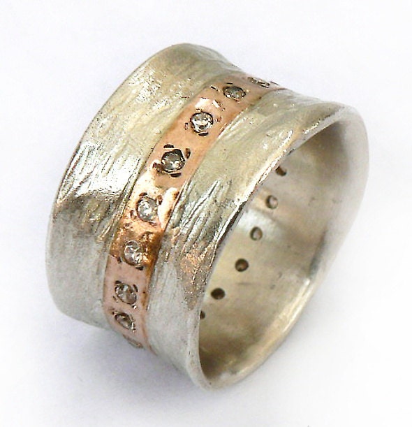 Eleganter Breiter Ring, Silber Und Rotgold Mit Champagner Cz Eingelegt, Damenring, Ring Konkav Gekratzter Textur, Verlobungsring von IlanAmirJewelry