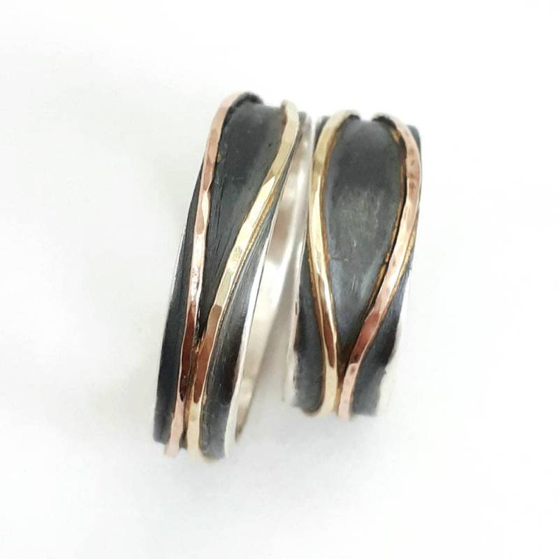 Elegantes Und Ungewöhnliches Trauring Set, Oxidierte Silberbasis Mit Gekreuzten Creolen in Gelb Roségold, Dazu Passende Eheringe, Ilan Amir von IlanAmirJewelry