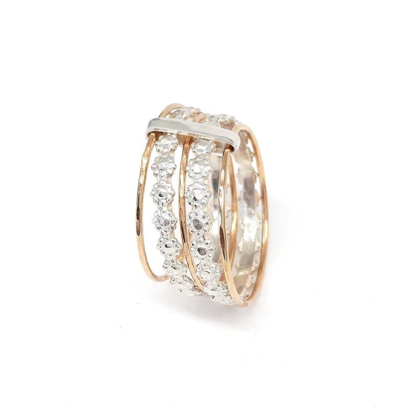 Zarter Frauenring, Zarter Goldene Creolen Und Silberne Blumenbänder Miteinander Verbunden, Geschenk Zum Abschluss von IlanAmirJewelry