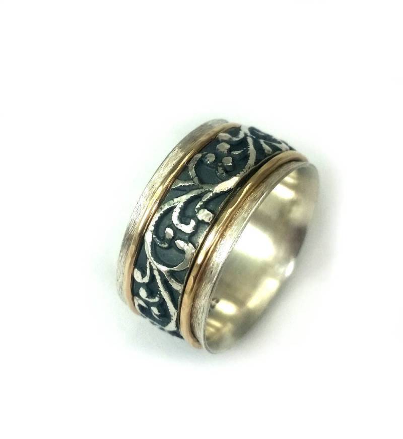 Blumiger Spinnerring, Unisex-Hochzeitsring, Breiter Spinner, Oxidiertes Sterlingsilberband, Drehcreolen Aus Gelbgold, Ilan Amir von IlanAmirJewelry