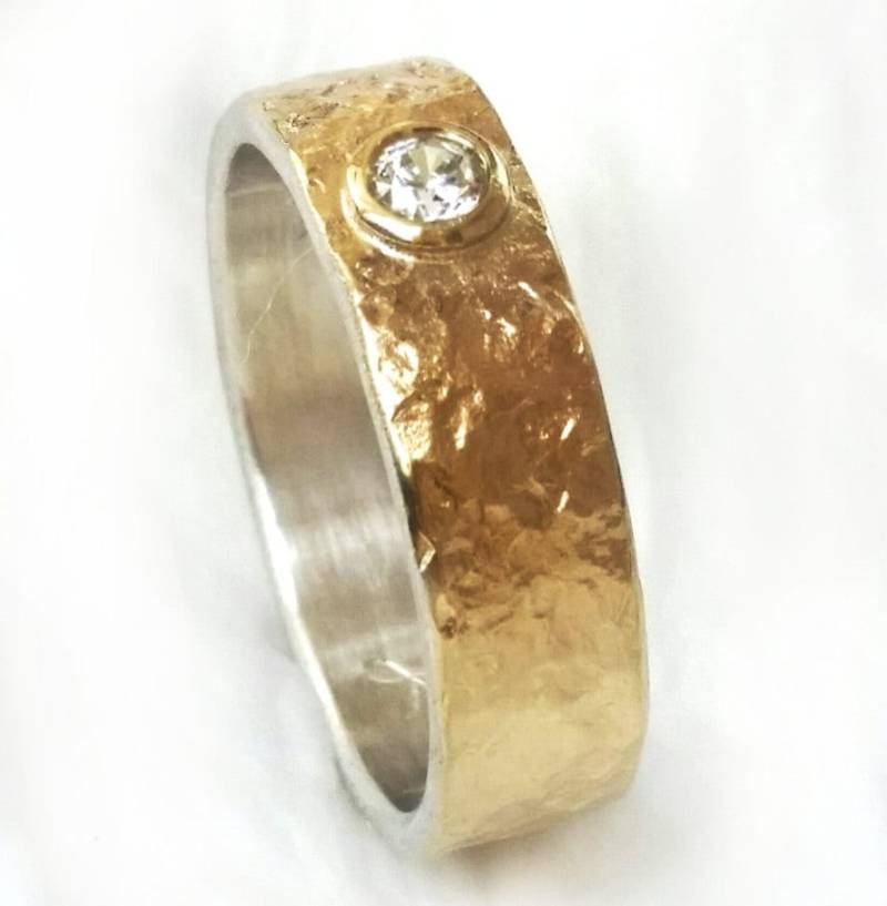 Damen Verlobungsring, Bescheidener Cz in Erhabener Goldeinfassung, Versprechensring, Silberbasis, Gehämmertes Goldblech, Ilan Amir von IlanAmirJewelry