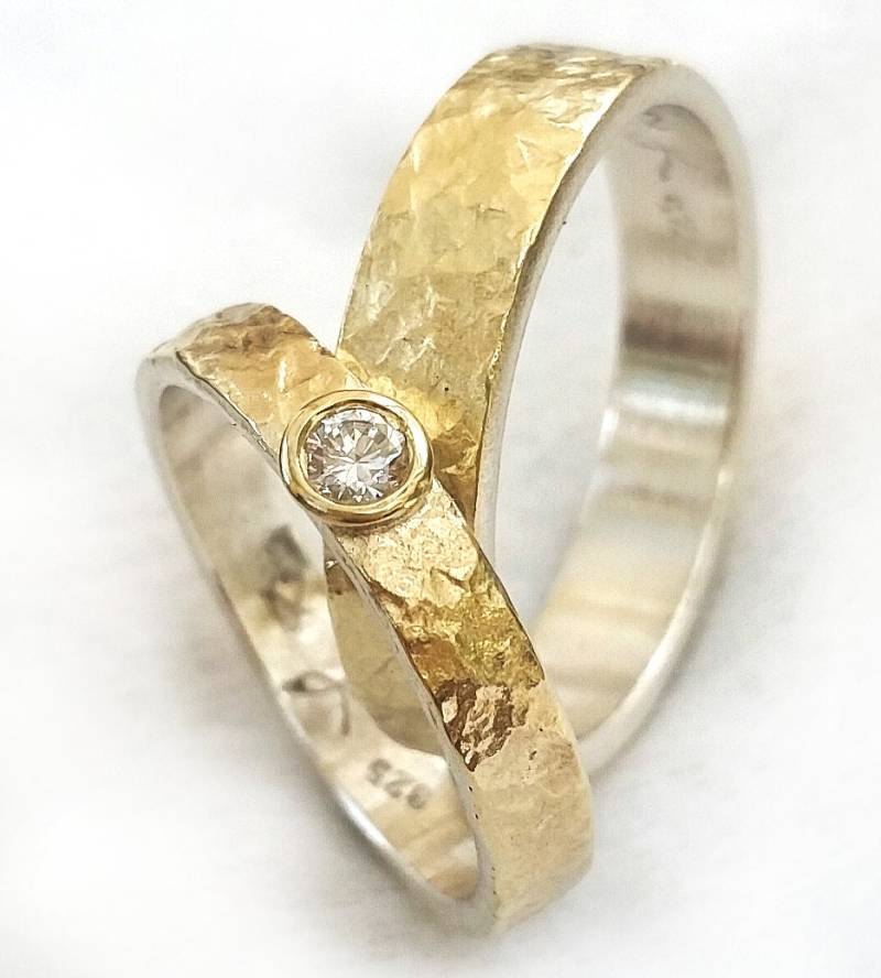 Bezauberndes Diamantring-Hochzeitsset, Für Sie Und Ihn, Dünne Leichte Eheringe, Gehämmertes Goldblech Auf Sterlingsilberbasis, Ilan Amir von IlanAmirJewelry
