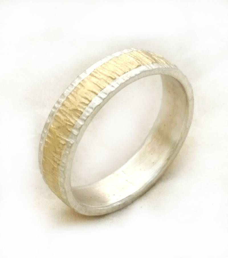 Grob Gehämmerter Ehering Aus Sterlingsilber Und Gold Für Männer, Handgefertigter Ring, Unisexring, Gelbgold von IlanAmirJewelry