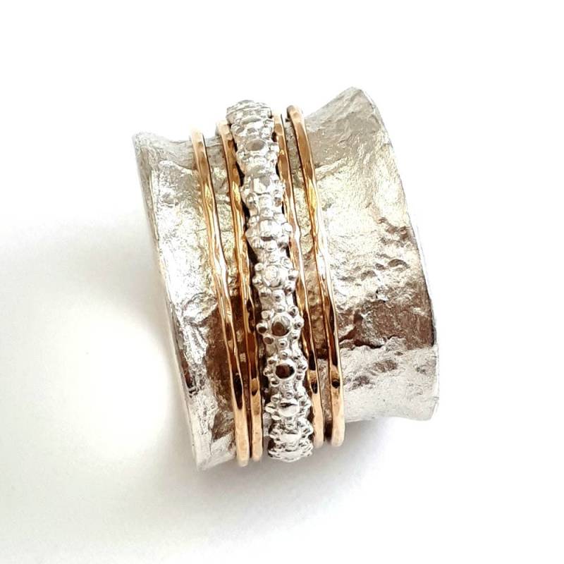 Großer, Breiter Spinner-Ring, Handgearbeiteter Sterling-Silber-Ring, Vier Roségoldene Spinner-Creolen, Blumen-Spinner, Zerknitterte Stanniol-Textur von IlanAmirJewelry