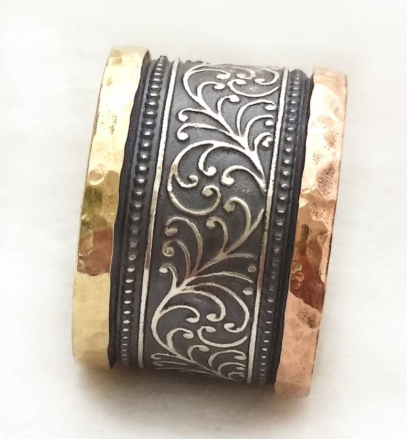 Halbbreiter Frauenring, Blatt - Und Rankenmuster, Oxidiertes Sterlingsilber, Rot - Gelbgoldene Ränder, Jugendstildesign, Ilan Amir von IlanAmirJewelry