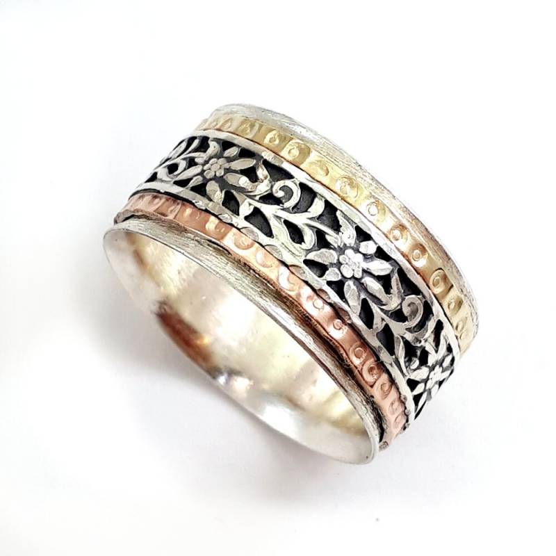 Halbbreiter Ring Mit Breitem Spinner, Zweifarbiges Goldenes Spinnenband, Blumen - Und Blattmuster, Oxidiertes Sterlingsilberband, Ilan Amir von IlanAmirJewelry