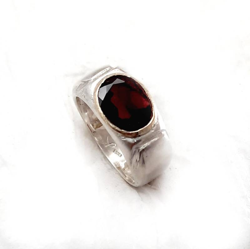 Handgefertigter Kleiner Ring Mit Granat, Gehämmerter Silberbasis, Januar Geburtsstein, Stilvoller Ring, Ilan Amir von IlanAmirJewelry