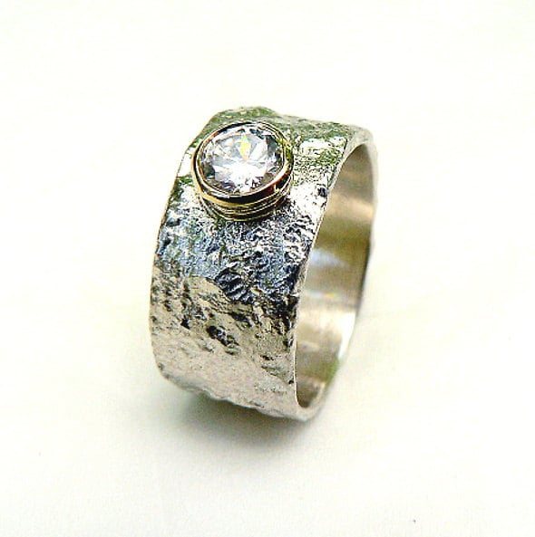 Handgemachte Fabelhafte Sterling Silber Verlobungsring Mit Zirkonia, Zerknitterte Stanniol Textur, Erhabene Gold Lünette, Ilanamir Besetzt von IlanAmirJewelry