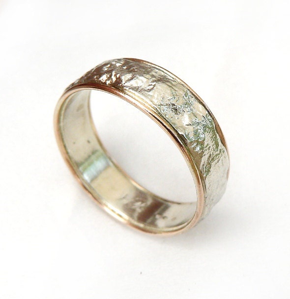 Herren Ehering, Sterling Silber Texturiert Mit Rotgoldrand, Zerknitterte Staniol Textur, Elegant Und Edel, Unisex Ring, Ilanamir von IlanAmirJewelry