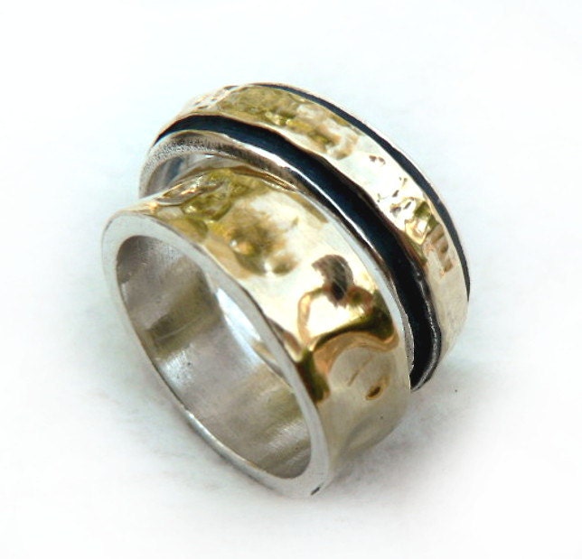 Trauringset Für Sie Und Ihn, Ähnlich, Aber Nicht Zusammenpassend, Oxidierte Silberbasis, Gehämmertes Gold, Konkaver Frauenring, Ilan Amir von IlanAmirJewelry