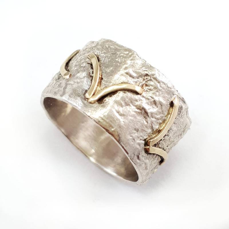 Klobiger Halbbreiter Ring, Zerknitterte Stannioltextur, Sterlingsilber Und Gelbgold, Vogeldesign, Zeitgenössisch, Geschenk Zum Abschluss, Ilan Amir von IlanAmirJewelry