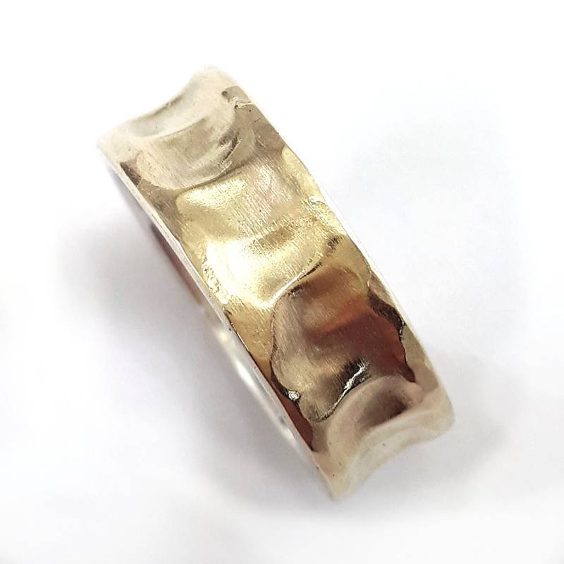 Konkaver Gold Damenring, Trauring Mit Struktur, Ilan Amir Jewelry, Unisex Gehämmerter Ehering Aus Und Silber von IlanAmirJewelry