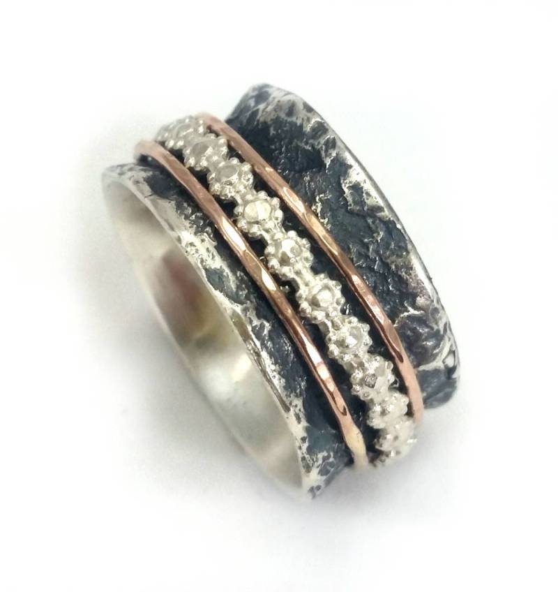 Oxidierter Spinner Ring, Zerknitterte Staniol Textur, Basis Aus Sterling Silber, Zwei Roségoldene Creolen, Gänseblümchen Design Spinner von IlanAmirJewelry
