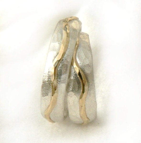Eheringe, Ringe Für Braut Und Bräutigam, Einzigartiges Design, Silber Gold Gehämmert, Gewellter Goldreifen, Ilan Amir von IlanAmirJewelry