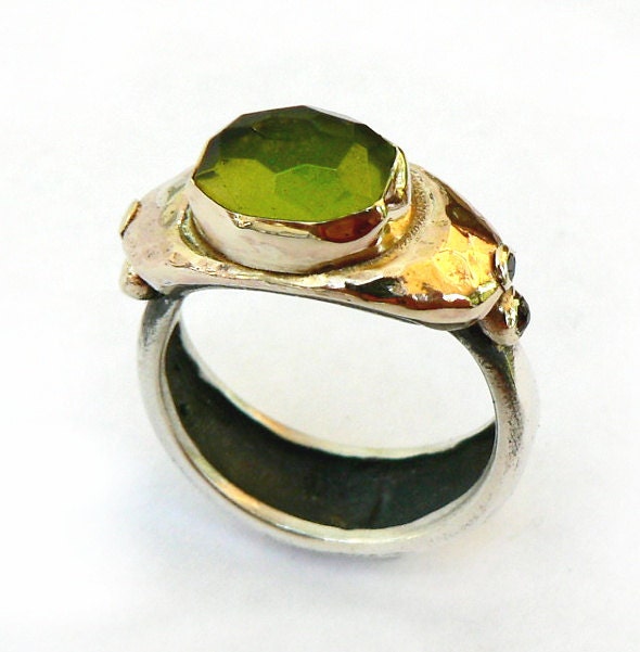 Peridot Gold Cocktail Ring Von Ilan Amir von IlanAmirJewelry
