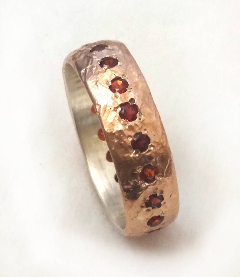 Rotgold Und Granat Ring, Verlobungsring, Passender Ehering Erhältlich, Gehämmertes Roségold Mit Eingelegten Granaten, Januar Geburtssteinring von IlanAmirJewelry
