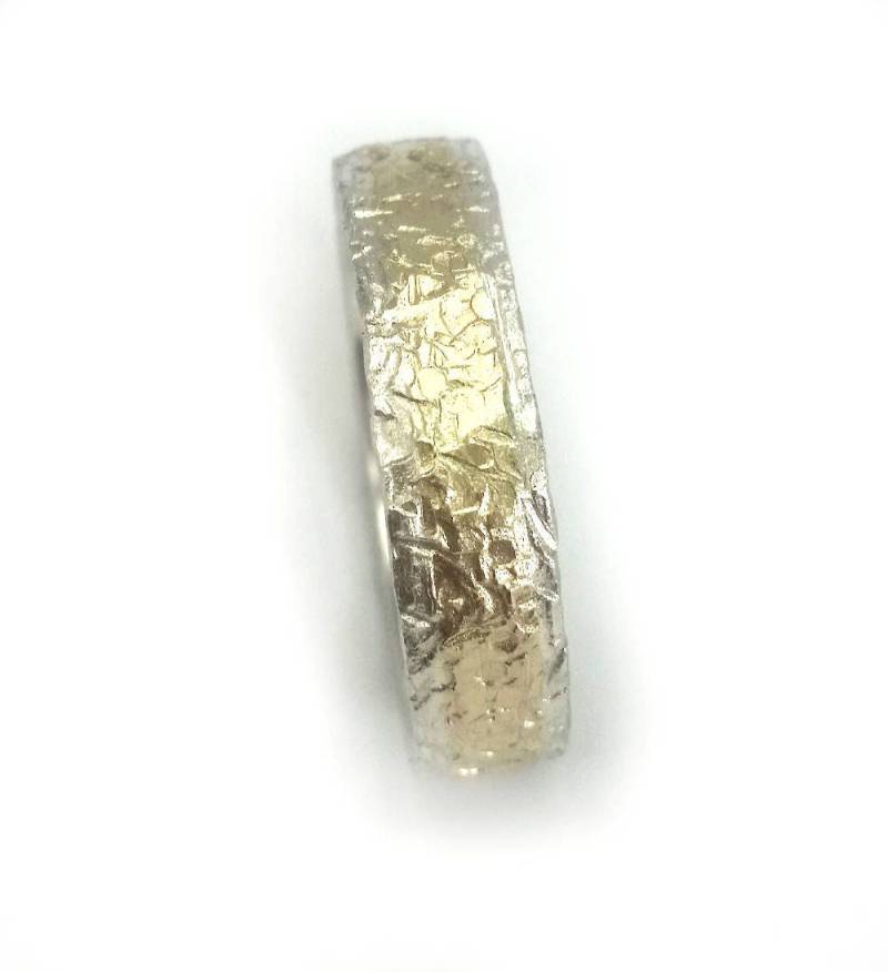 Grob Gehämmerter Ehering Aus Silber Und Gold Für Männer, Handgefertigter Ehering, Unisex-Ring, Rustikale Textur, Einzigartiges Design von IlanAmirJewelry