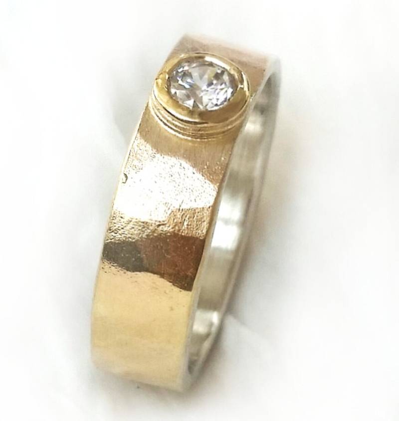 Schicker Damenring, Zirkonia Auf Gehämmerter Gelbgoldplatte Mit Sterlingsilberbasis, Klare Linien, Alternativer Diamantring, Ilan Amir von IlanAmirJewelry