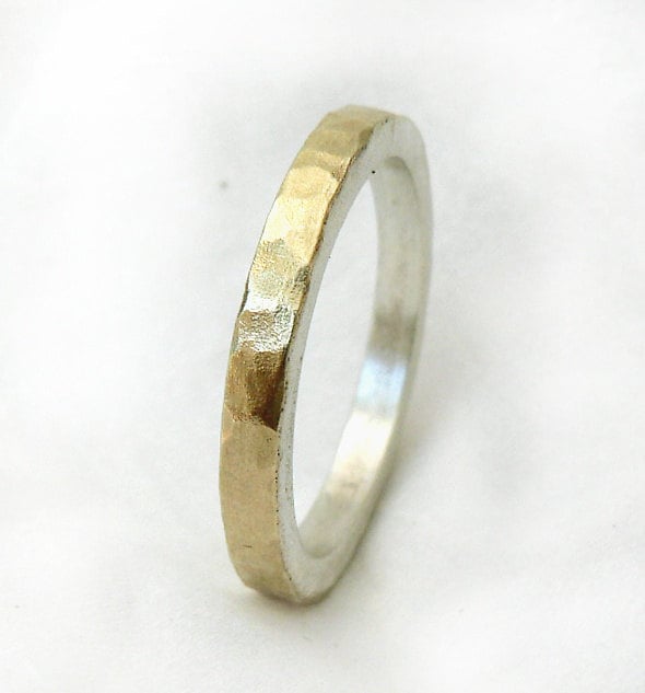 Schmaler Herrenring, Herrenring Aus Sterlingsilber, Gelbgold Mit Gehämmerter Textur, Erschwinglicher Trauring, Ilanamir von IlanAmirJewelry