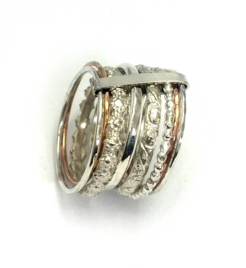 Schöner Damenring Zum Stapeln, Acht Bänder Miteinander Verbunden, Silber - Und Goldreifen Im Armreifstil, Exquisit, Damenring, Ilanamir von IlanAmirJewelry