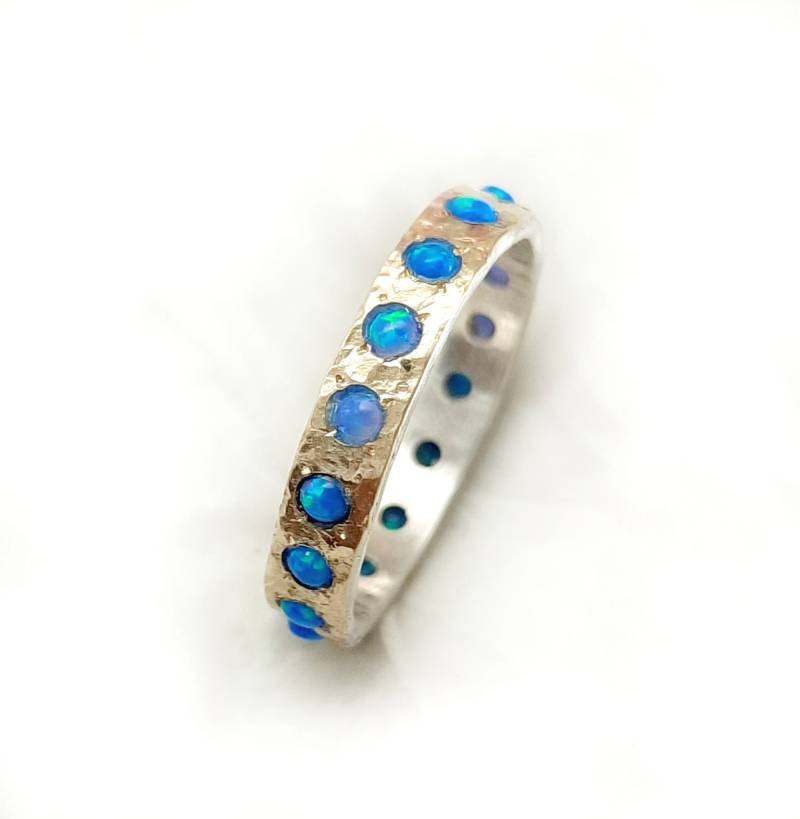 Hübscher Opal Verlobungsring, Schmales Band Aus Sterlingsilber Und Gelbgold Mit Eingelegtem Opal, Oktober Geburtsstein, Geschenk Zum Abschluss, Ilan von IlanAmirJewelry