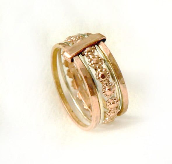 Besonderer Gold Ehering, Gänseblümchen Design Ring, Solide Stapelringe, Fünf Ringe Miteinander Verbunden, Rosé Und Gelbgold Ringe, Ilan Amir von IlanAmirJewelry