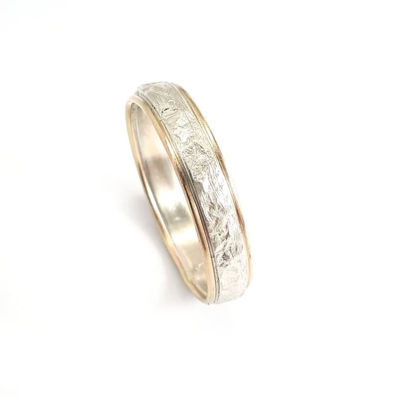 Trauring Für Ihn, Texturierter Silberring Mit Goldrand, Schmaler Unisex Ehering, Klassisch Drehring - Ilanamir von IlanAmirJewelry