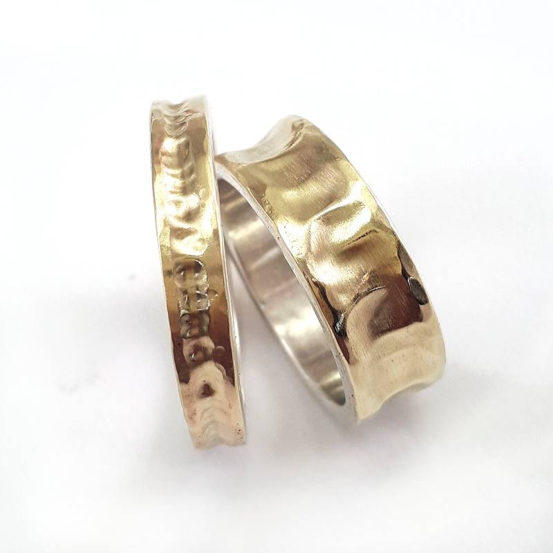 Trauringset Für Sie Und Ihn, Eheringe Aus Gold Mit Silberbasis, Gehämmertes Gold, Konkave Ringe, Ilan Amir von IlanAmirJewelry