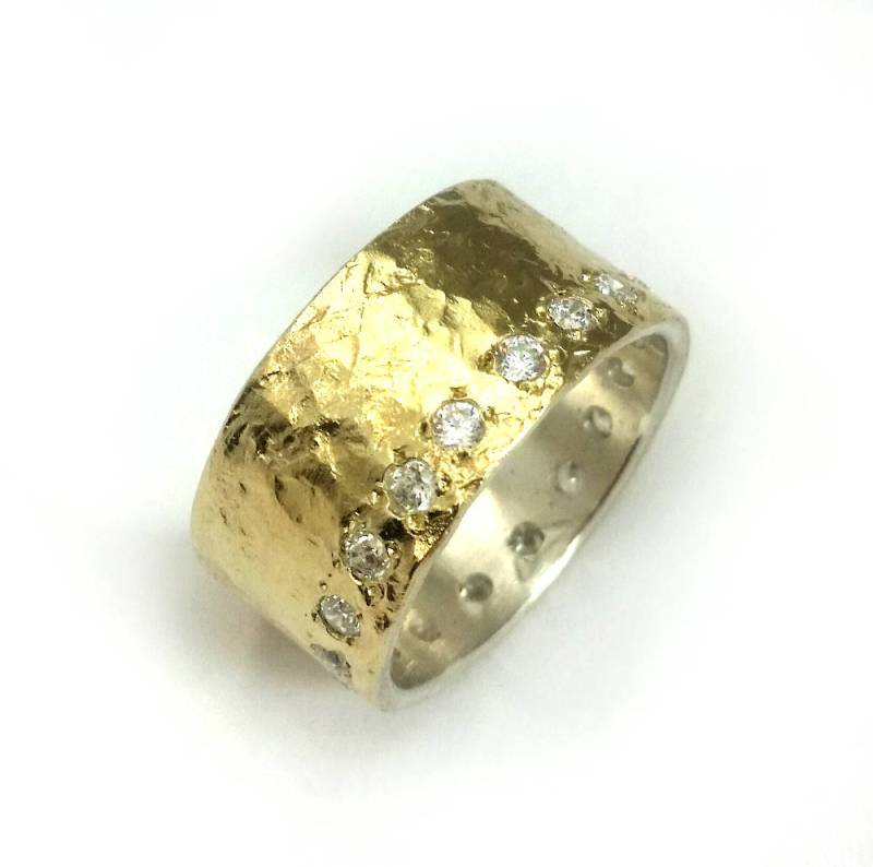 Wunderschöner Halbbreiter Goldring Mit Zirkonia, Gehämmerte Textur, Für Jeden Anlass Geeignet, Gold Verlobungsring, Ilan Amir Schmuck von IlanAmirJewelry