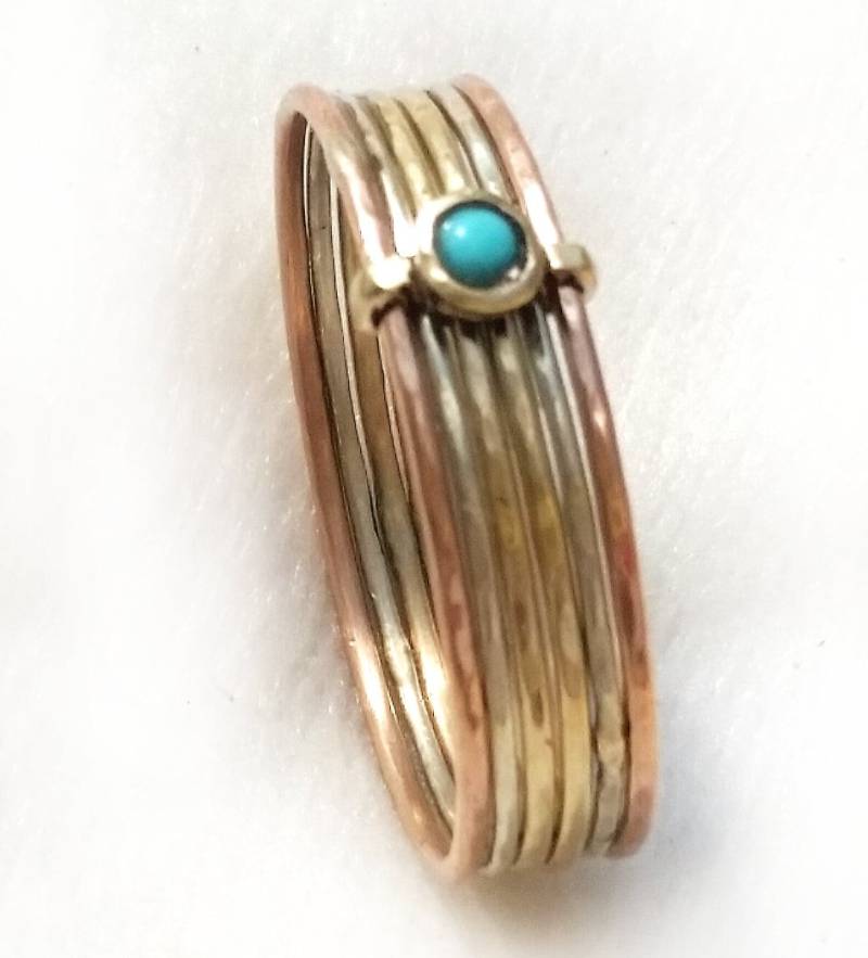 Zarter Damen-Ehering, Dreifarbige Goldreifen Miteinander Verbunden, Stapelbare Ringe, Türkis Auf Dem Verbindungsreifen, Ilan Amir von IlanAmirJewelry