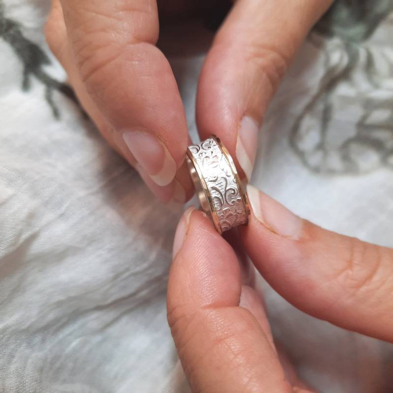 Zarter Blumen Ehering, Blüten Und Blatt Muster, Silber Gold Damen Trauring, Jugendstil Design von IlanAmirJewelry