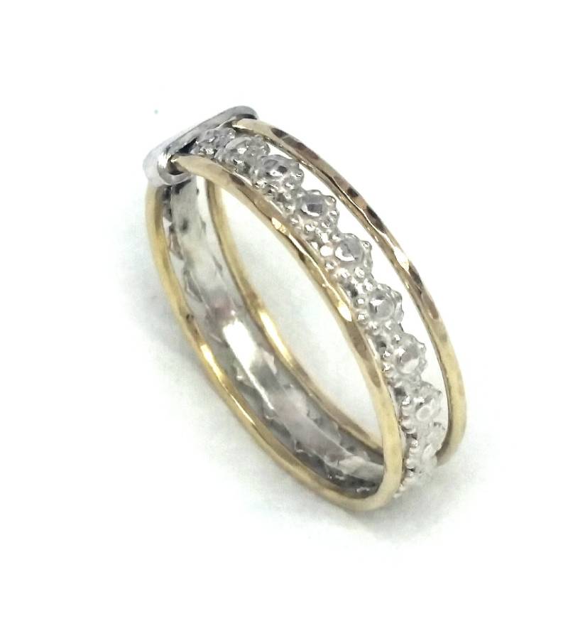 Zarter Trauring, Silber Und Gold Stacking Ehering Für Frauen, Blumenband Zwei Gelbgold-Creolen, Feminin Elegant von IlanAmirJewelry