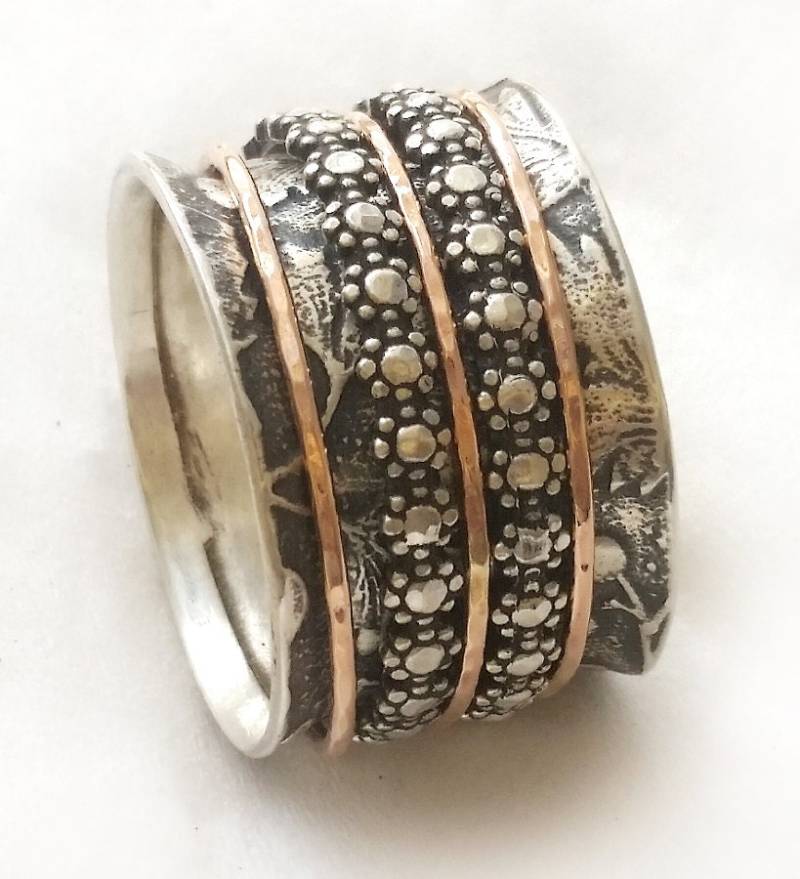 statement Ring, Breiter Drehring Mit Drei Rotgold Spinner Creolen, Zwei Silber Blumen Spinner, Oxidierte Basis Blatt Design von IlanAmirJewelry