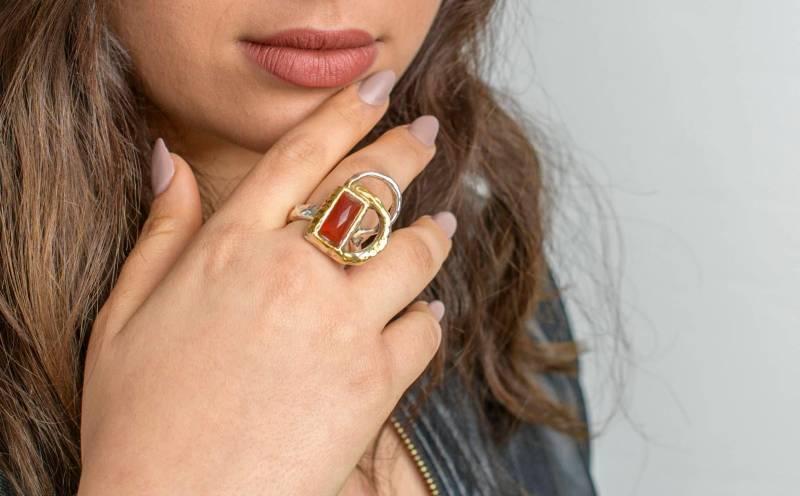 Blauer Opal Ring - Mixed Metal Ringe Für Frauen Silber Und Gold Größe 8 Multistone Statement Breiter Bandring von IlanaArtisticJewelry