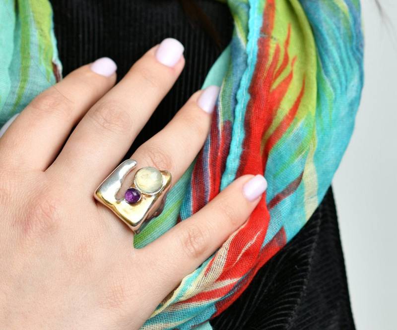 Prehnit Und Amethyst Edelstein Ring, Mixed Metal 925 Sterling Silber 24K Vergoldung, Multi-Stein Statement Breiter Bandring von IlanaArtisticJewelry
