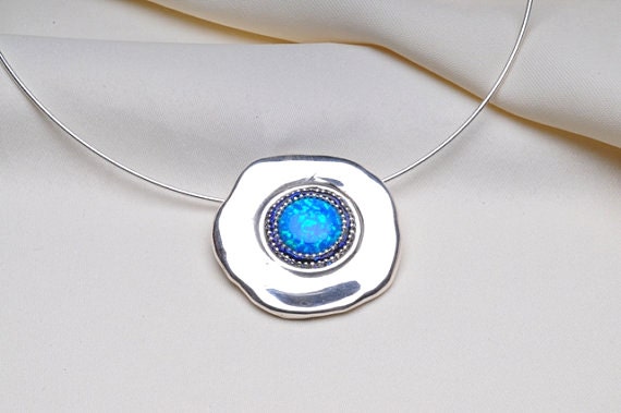 Runde 925 Sterling Silber Anhänger Halskette Mit Einem Blauen Opal Stein - Blauer Und Silberkette von IlanaArtisticJewelry