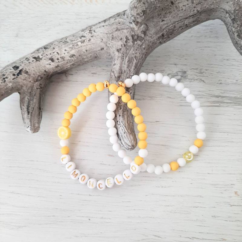 Armband Set " Limoncello Mit Zitrone Und Smiley Acryl Perlen, Buchstaben Kunststoff, Auf Elastikband Aufgezogen Gelb + Weiss Handgefertigt von IlarteCardundSchmuck