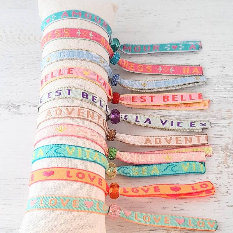 Festivalarmbänder Freundschaftsarmbänder Boho Ibiza Hippie Style Verschiedene Farben Und Texte Schiebeperle Statement Must Have Sommer von IlarteCardundSchmuck