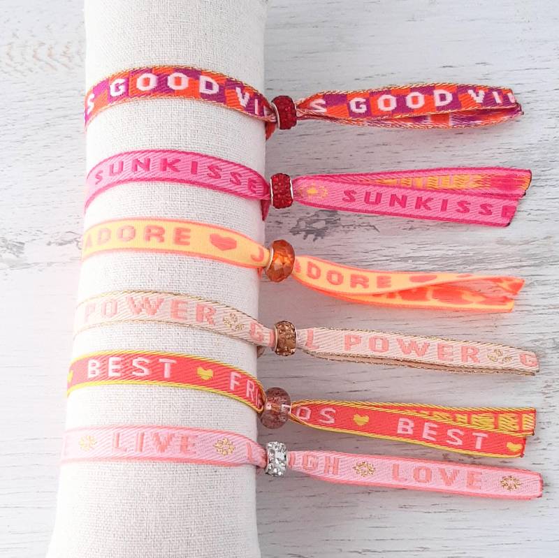 Festivalarmbänder Freundschaftsarmbänder Boho Ibiza Hippie Style Verschiedene Farben Und Texte Schiebeperle Statement Must Have Sommer von IlarteCardundSchmuck