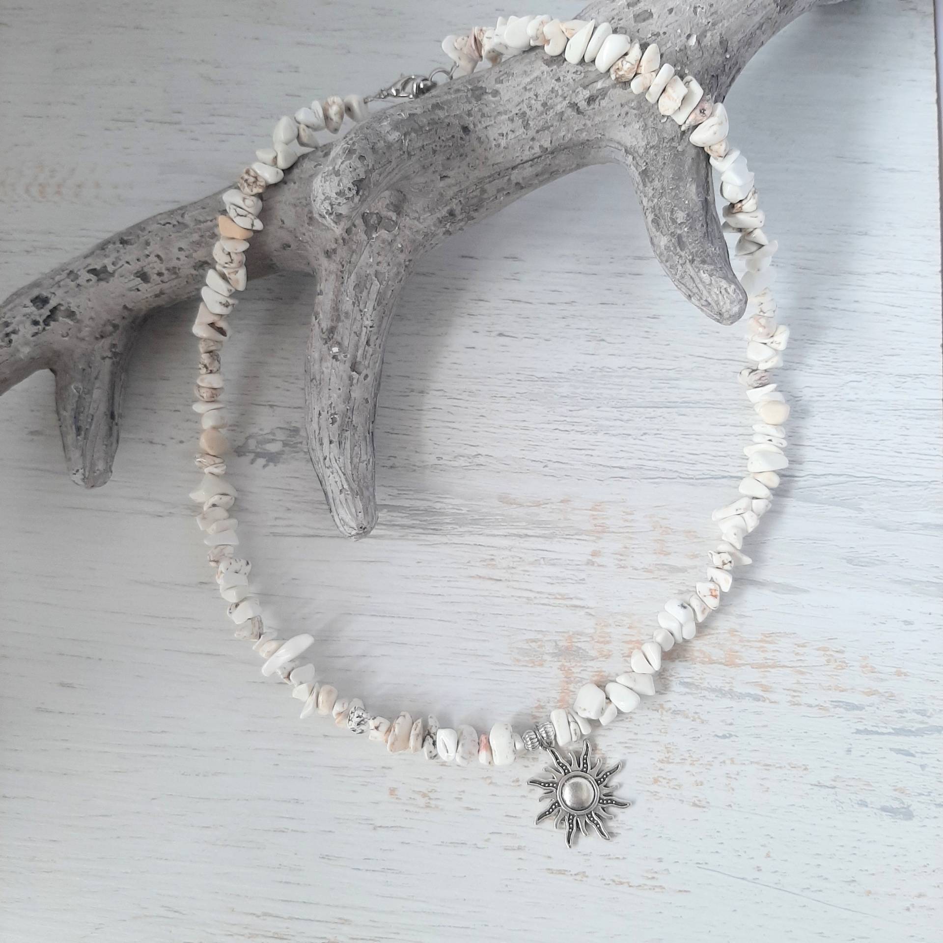 Kette, Collier, Mit Sonnen Anhänger, Howlith Perlen, Weiss + Champagner Braun Silber, Handgefertigt von IlarteCardundSchmuck