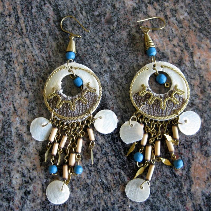 Vintage Southwestern Chandelier Ohrringe Handgefertigt Aus Messing & Knochenähnlicher Faser von IldiVintage