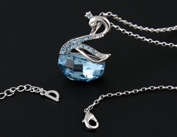 Anmutige Schwan Anhänger Halskette - Rhodiniert Mit Kristall Akzenten von IllegalDesign