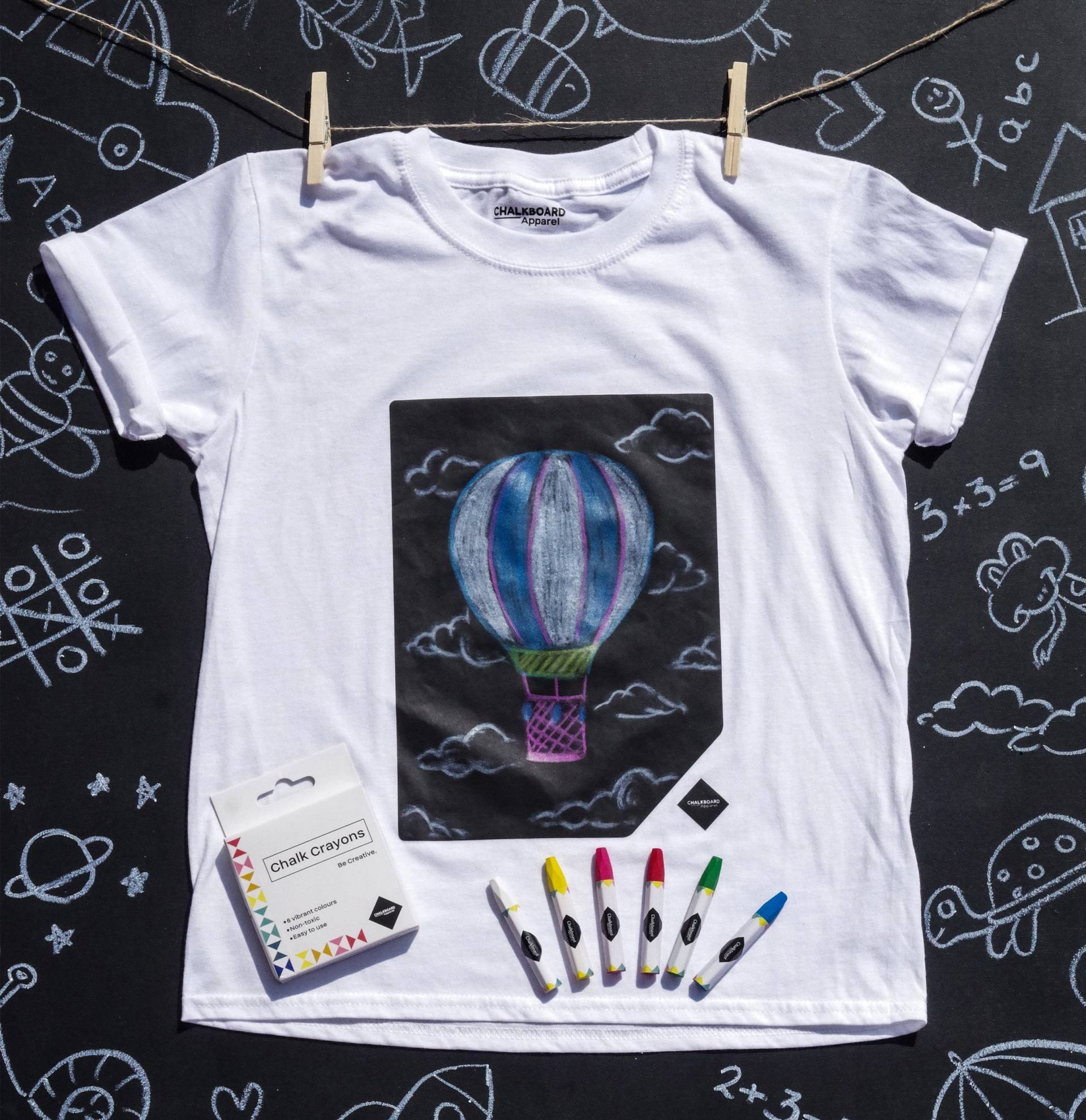 Chalkboard Kinder T-Shirt Zeichnen Sie Ihr Eigenes Design, Enthält 6 Buntstifte Chalkboard Kinder T-Shirt Zeichnen Sie Ihr Eigenes Design, Enthält 6 Buntstifte von IlluminatedApparelGB