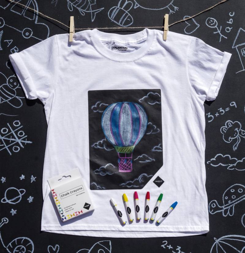 Chalkboard Kinder T-Shirt Zeichnen Sie Ihr Eigenes Design, Enthält 6 Buntstifte Chalkboard Kinder T-Shirt Zeichnen Sie Ihr Eigenes Design, Enthält 6 Buntstifte von IlluminatedApparelGB
