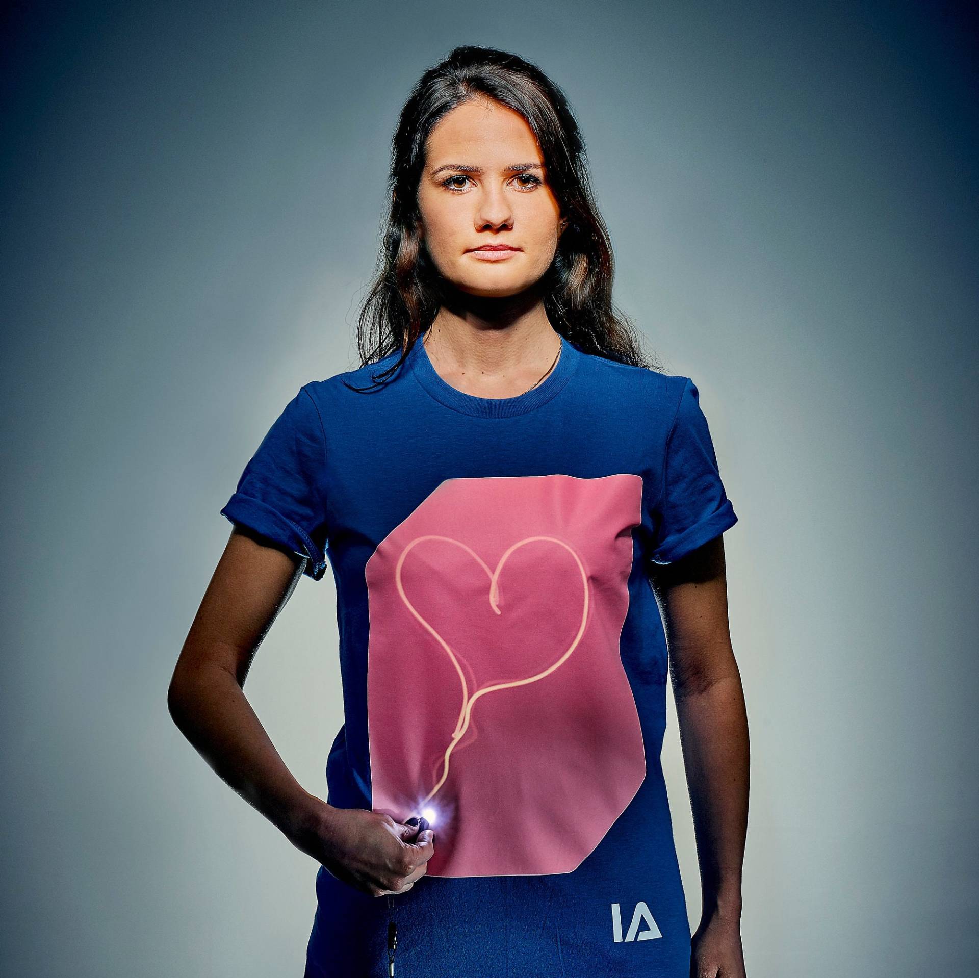 Interaktives Glow-In-The-Dark T-Shirt Zeichnen Sie Mit Licht, Lustiges Geschenk Für Erwachsene Blau/Pink Interaktives Glow-In-The-Dark T-Shirt Zeichnen Sie Mit Licht, Lustiges Geschenk Für Erwachsene Blau/Pink von IlluminatedApparelGB