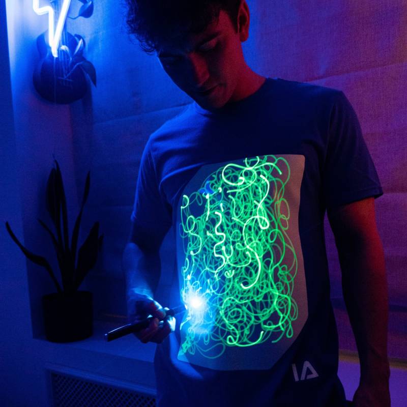 Interaktives Glow-In-The-Dark T-Shirt Zeichnen Sie Mit Licht, Sensorfreundliches Blau/Grünes Leuchten Interaktives Glow-In-The-Dark T-Shirt Zeichnen Sie Mit Licht, Sensorfreundliches Blau/Grünes Leuchten von IlluminatedApparelGB
