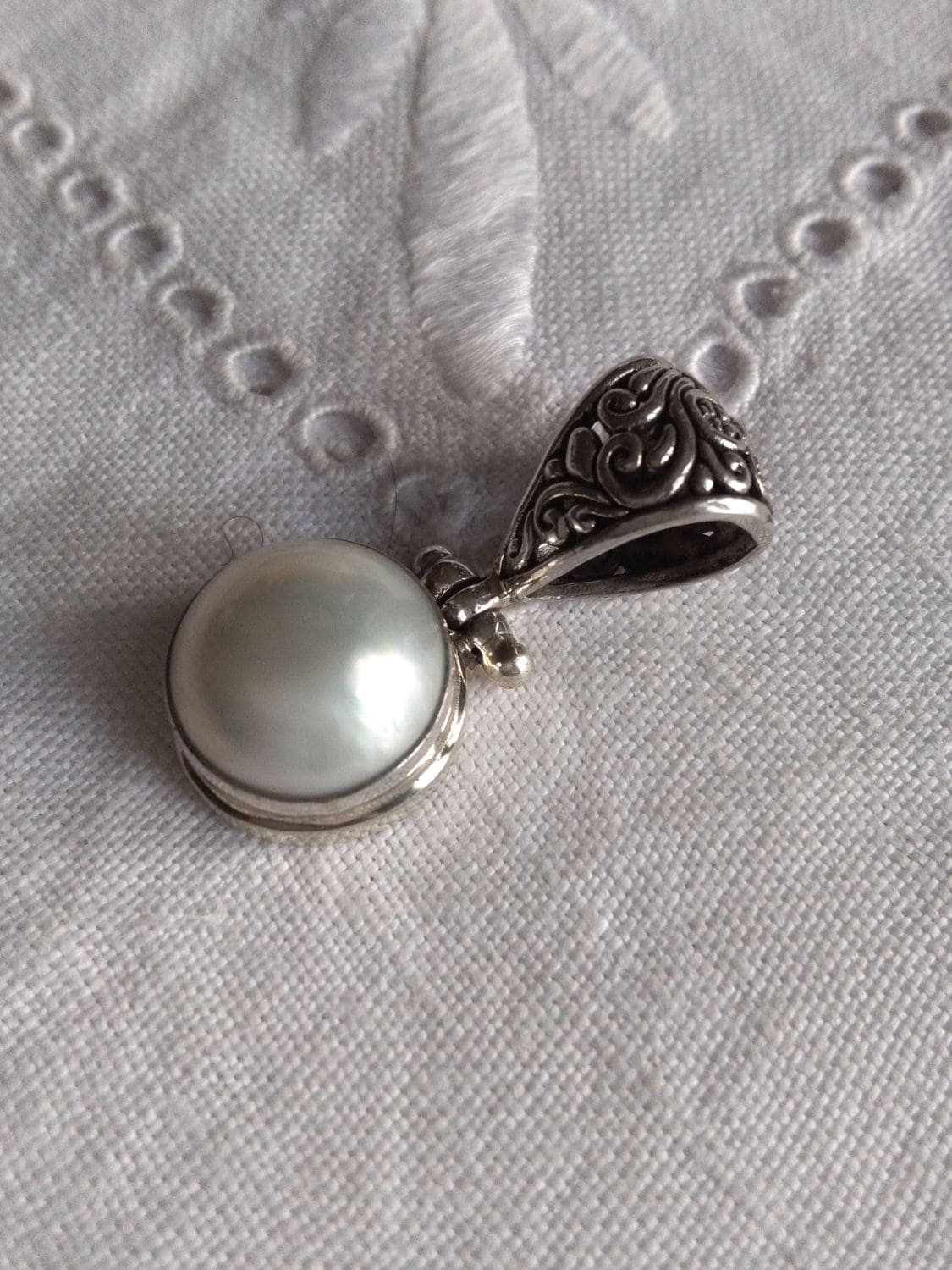 Anhänger Mit Einem Großen Weißen Mabe Perle in 926 Sterling Silber Gefasst Anhänger Mit Einem Großen Weißen Mabe Perle in 926 Sterling Silber Gefasst von IllunisMoon